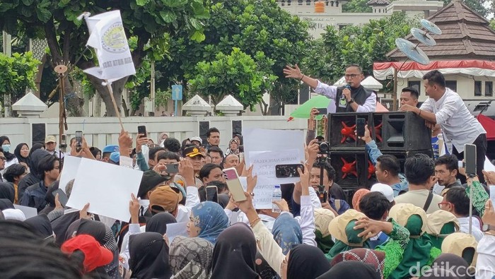 Aksi demonstrasi guru madrasah dan sekolah swasta di Balaikota Tasikmalaya.