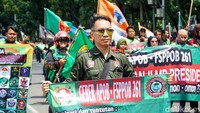 Massa aksi dari Gerakan Bersama Aliansi Pengemudi Online Bersatu (GEBER APOB), Federasi Serikat Pekerja Pengemudi Online Bersatu (FSPPOB 261), serta sejumlah elemen massa lainnya melakukan long march dari depan Kedutaan Besar Amerika Serikat menuju BSI Tower sambil membawa spanduk tuntutan.