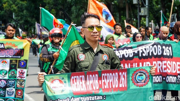 Aliansi pengemudi ojek online menggelar aksi unjuk rasa di depan BSI Tower, Jakarta Pusat, Senin (26/1/2026), menuntut perlindungan dan keadilan bagi pengemudi.