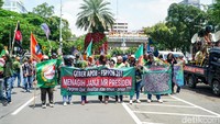 Aliansi pengemudi ojek online menggelar aksi unjuk rasa di depan BSI Tower, Jakarta Pusat, Senin (26/1/2026). Massa menuntut perlindungan dan keadilan bagi pengemudi.