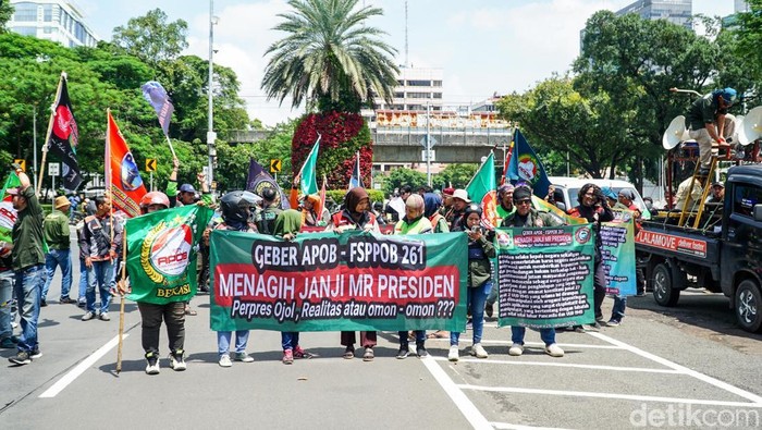 Aliansi pengemudi ojek online menggelar aksi unjuk rasa di depan BSI Tower, Jakarta Pusat, Senin (26/1/2026), menuntut perlindungan dan keadilan bagi pengemudi.