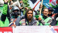 Pengemudi ojek online bergantian menyampaikan aspirasi melalui pengeras suara selama aksi berlangsung di kawasan BSI Tower.