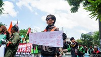 Sejumlah pengemudi ojek online menyuarakan tuntutan agar potongan komisi aplikator ditetapkan sebesar 10 persen serta adanya jaminan tarif yang dinilai adil.