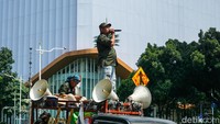 Massa aksi menolak program aplikator seperti Aceng, Slot, Hemat, dan Double Order yang dinilai eksploitatif dan berdampak pada pendapatan pengemudi.