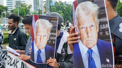 Aksi Tolak Invasi AS Digelar di Depan Kedubes Amerika