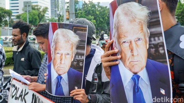 Aksi Tolak Invasi AS Digelar di Depan Kedubes Amerika