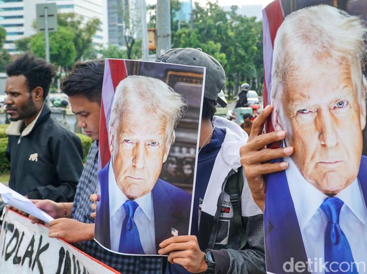 Aksi Tolak Invasi AS Digelar di Depan Kedubes Amerika