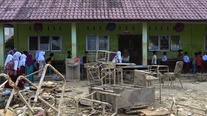 Sejumlah siswa mengikuti kegiatan belajar-mengajar di SD Negeri 1 Tualang Cut, Manyak Payed, Kabupaten Aceh Tamiang, Aceh, Senin (26/1/2026). Kegiatan belajar mengajar di daerah tersebut mulai normal kembali sejak 6 Januari 2026 yang lalu pasca dilanda bencana banjir bandang. ANTARA FOTO/Nova Wahyudi/nz