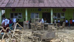 Anak-anak Kembali ke Sekolah Pascabanjir Bandang Aceh Tamiang