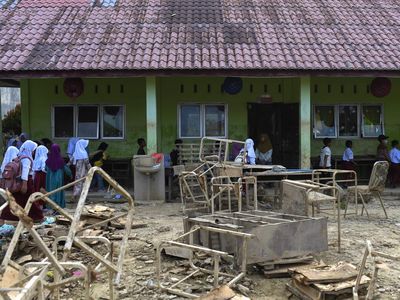 Anak-anak Kembali ke Sekolah Pascabanjir Bandang Aceh Tamiang