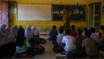 Anak-anak Kembali ke Sekolah Pascabanjir Bandang Aceh Tamiang