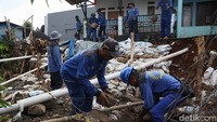 Turap bronjong dibangun untuk meminimalisir dampak erosi dan potensi longsor di sepanjang bantaran kali.  