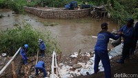 Pembangunan dilakukan menyusul banjir yang menggenangi kawasan tersebut pada Kamis dan Jumat pekan lalu.  