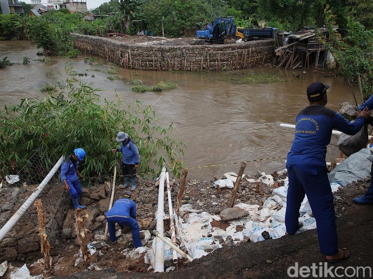 Antisipasi Longsor, Turap Bronjong Dibangun di Kali Angke