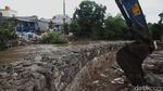 Antisipasi Longsor, Turap Bronjong Dibangun di Kali Angke