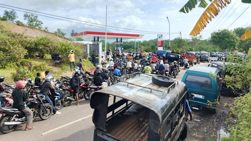 Antrian BBM di Kabupaten Lembata, NTT, Senin (26/1/2026). (Yomel Purab)