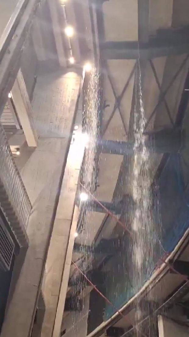 Atap Stadion Camp Nou Bocor saat pertandingan berlangsung.