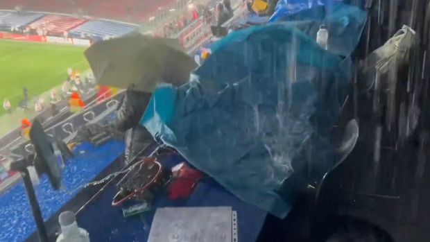 Atap Stadion Camp Nou Bocor saat pertandingan berlangsung.