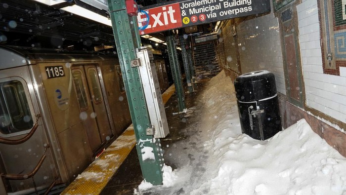 Snow falls inside the Borough Hall subway station as a Brooklyn-bound 4 train arrives, as Winter Storm Fern stretches across a large swath of the United States, in Brooklyn, New York City, U.S., January 25, 2026. REUTERS/Bing Guan