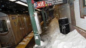Badai Salju Ganggu Perjalanan Kereta di New York