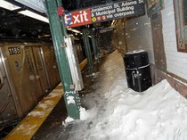 Badai Salju Ganggu Perjalanan Kereta di New York