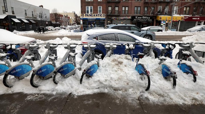 Salju Parah Lumpuhkan Bandara AS, Penerbangan Dipulihkan Bertahap