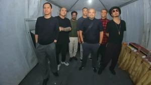 Lucky Widja meninggal dunia pada usia 49 tahun. Selama beberapa tahun belakangan. Lucky mengidap sakit TB Ginjal. Foto: Instagram @elementband.id