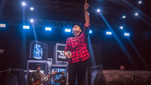 Ini penampilan terakhir Lucky Widja bersama Element saat manggung pada momen malam pergantian tahun 2025 menju 2026 di Sangatta, Kalimantan Timur. Foto: Instagram @elementband.id