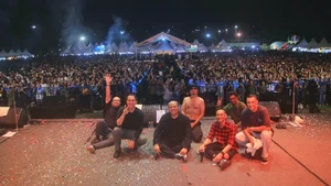 Lucky memakai kemeja kotak-kotak berwarna merah hitam. Penampilannya paling beda di antara personel Element lainnya. Foto: Instagram @elementband.id
