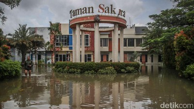 Potret Banjir Rendam Perumahan Cluster Taman Sakura Bekasi