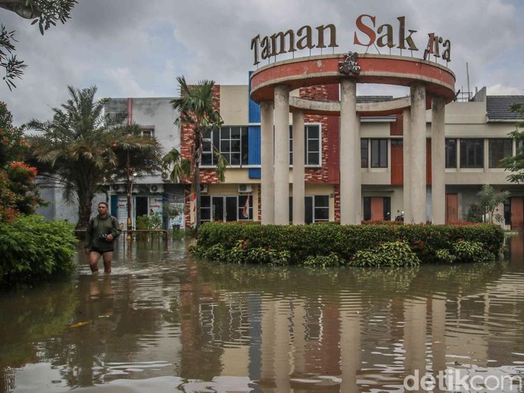 Potret Banjir Rendam Perumahan Cluster Taman Sakura Bekasi