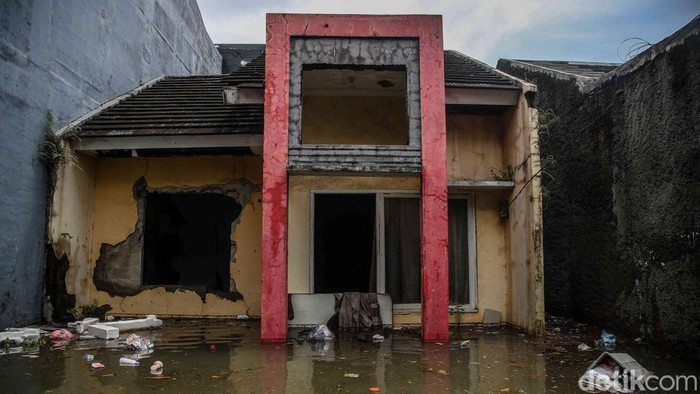 Sejumlah warga tetap beraktivitas di tengah banjir yang merendam kawasan perumahan cluster Taman Sakura, Babelan, Kabupaten Bekasi, Jawa Barat, Senin (26/1/2026).
