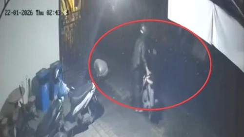 Cuplikan video seorang pria diduga membawa motor kabur dari sebuah parkir di kawasan Kerobokan, Kuta Utara, Badung. (Tangkapan layar)