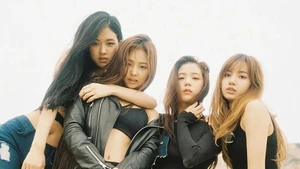 Gaya BLACKPINK dengan busana hitam dan hot pants. (Foto: dok. YG Entertainment)