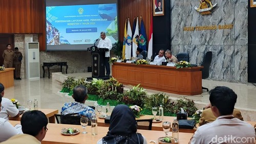 Kepala BPK RI Wilayah NTB Suparwadi saat membacakan LHP di depan Gubernur NTB Lalu Muhamad Iqbal, Senin (26/1/2026). (Foto: Ahmad Viqi/detikBali).