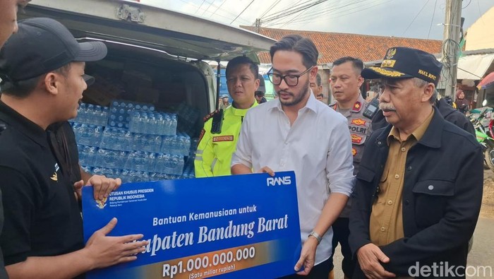 longsor cisaruaBupati Bandung Barat terima donasi dari Raffi Ahmad untuk korban longsor KBB