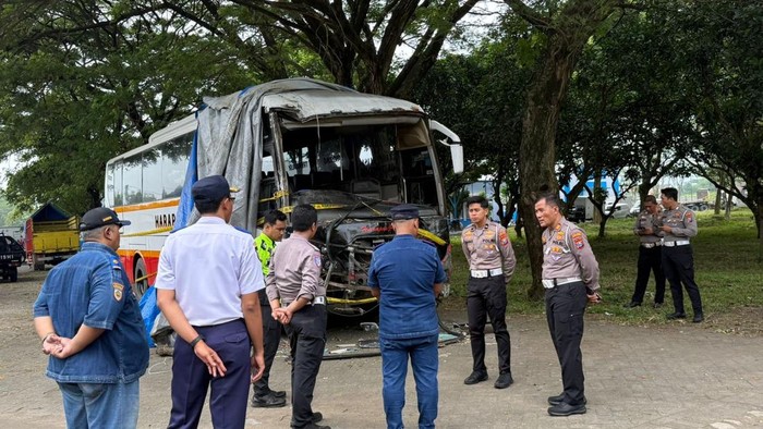 Bus Harapan Jaya yang mengalami kecelakaan di Kediri