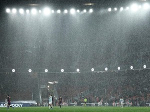 Barcelona Banjiri Gawang Oviedo, Camp Nou Bocor gegara Hujan