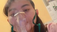 Cesen sudah beberapa hari dirawat di rumah sakit. Sakitnya sakit apa? Tulang ekor, tulang belakang, leher, lambung, usus (pencernaan). Semangat, aku happy saja soalnya kata dokter gak kaya orang sakit, tulisnya. (Foto: dok Instagram ceseniy)