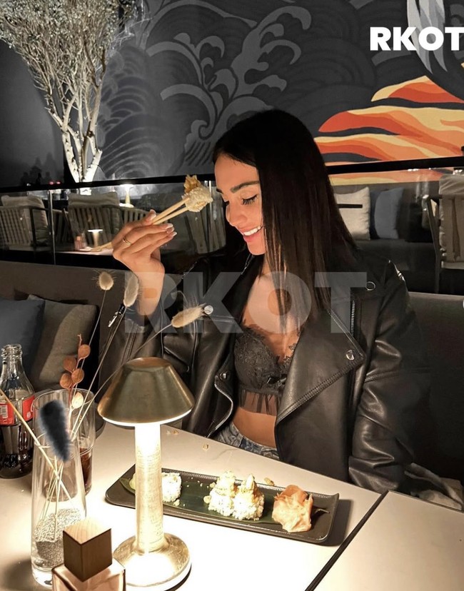 Menurut Rosenberg, mayoritas dari mereka merupakan anak-anak pejabat dan elite penguasa Iran. Selama puluhan tahun, kelompok ini dikenal menjalani kehidupan hedonis. Namun kemewahan mereka semakin terekspos dalam beberapa tahun terakhir, seiring longgarnya pengawasan pemerintah terhadap internet dan media sosial.  Foto: dok. Instagram @anashidhoseini @therichkidsoftehran