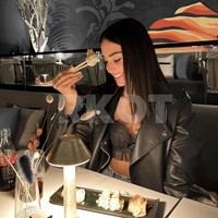 Menurut Rosenberg, mayoritas dari mereka merupakan anak-anak pejabat dan elite penguasa Iran. Selama puluhan tahun, kelompok ini dikenal menjalani kehidupan hedonis. Namun kemewahan mereka semakin terekspos dalam beberapa tahun terakhir, seiring longgarnya pengawasan pemerintah terhadap internet dan media sosial.  Foto: dok. Instagram @anashidhoseini @therichkidsoftehran