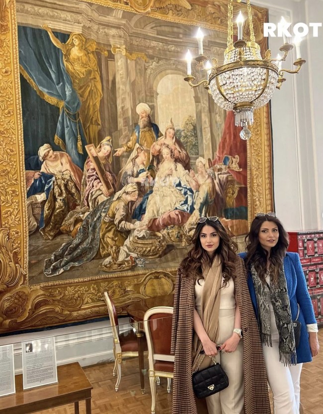 FDi saat jalanan Iran dipenuhi pendemo yang marah karena krisis, sekolompok crazy rich dari kalangan elite justru terus memamerkan gaya hidup mewah mereka. Pesta, mobil mahal, perhiasan berkilau, dan liburan eksklusif tetap tampil di media sosial. Laporan-laporan internasional juga menyebutkan, para pendemo ditembak pasukan keamanan Iran, ditengah pemblokiran internet saat ini. oto: dok. Instagram @anashidhoseini @therichkidsoftehran