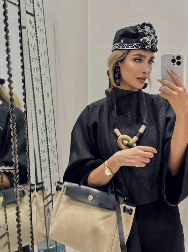 Salah satunya Anashid Hoseini, istri dari putra duta besar Iran untuk Denmark. Dengan lebih dari 1,7 juta pengikut, ia dikenal lewat foto-foto yang menampilkan perhiasan mencolok dan tas Hermes. Hoseini dilaporkan tinggal di Niavaran, kawasan elite di Teheran utara.  Foto: dok. Instagram @anashidhoseini @therichkidsoftehran