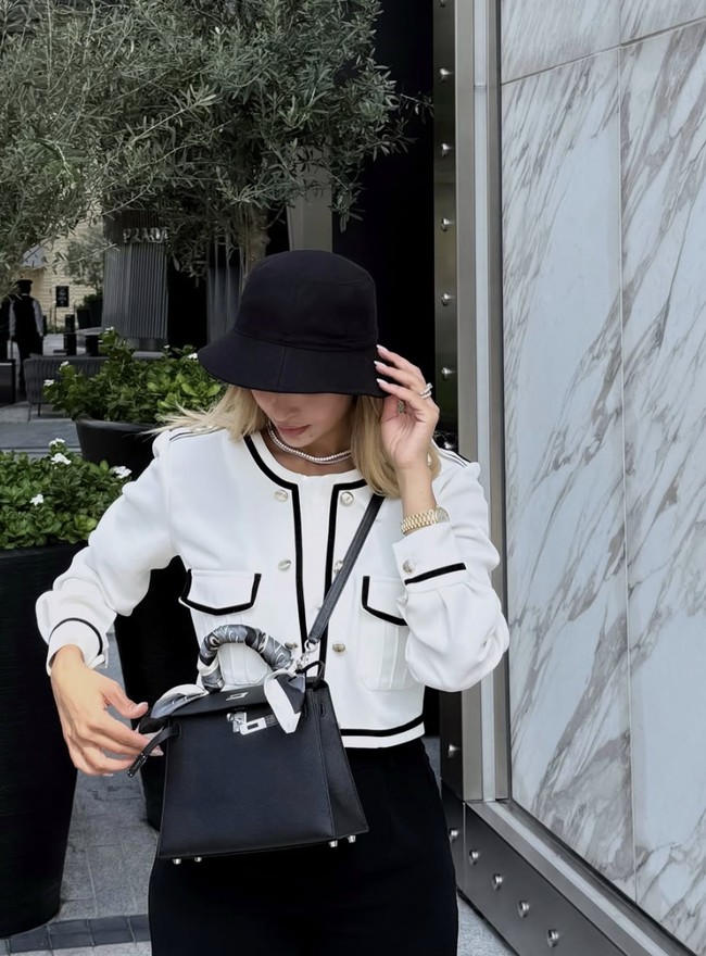 “Gaya hidup mereka benar-benar memancing kemarahan warga Iran, khususnya Gen Z yang seusia dengan mereka, karena anak-anak kaya ini hidup tanpa tanggung jawab atas apa pun yang mereka lakukan,” ujar Ella Rosenberg, peneliti senior di Jerusalem Centre for Foreign Affairs, kepada The Times of London. Foto: dok. Instagram @anashidhoseini @therichkidsoftehran