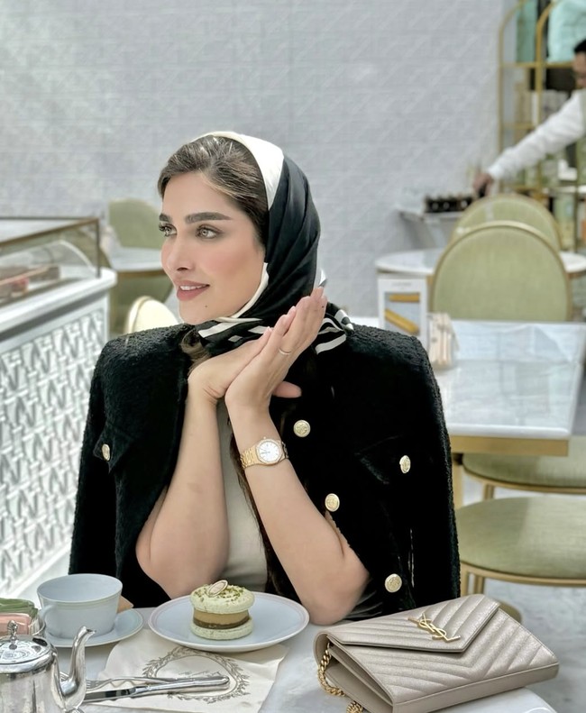 “Mereka ibarat versi Iran dari Gossip Girl. mobil-mobil mewah, tinggal di apartemen megah di kawasan elite Teheran utara,” kata Rosenberg. Foto: dok. Instagram @anashidhoseini @therichkidsoftehran