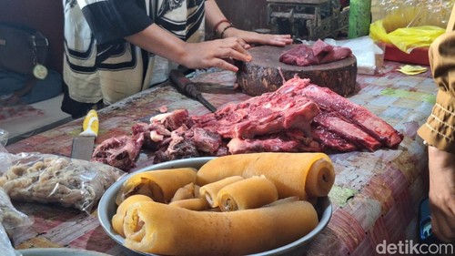 Salah seorang pedagang menjual daging sapi di Pasar Dasan Agung, beberapa waktu lalu.
