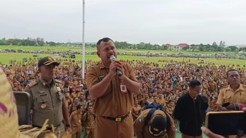 Suasana saat PPPK Pemkab Kupang, sampaikan protes mereka terkait wacana pemangkasan 50 persen gaji PPPK.