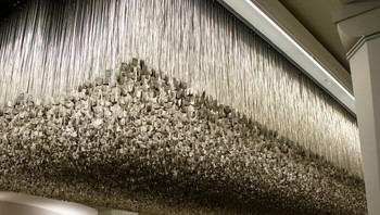 Tanda Pengenal Militer (Dog Tags) dari 58.307 Tentara AS yang Gugur Selama Perang Vietnam Dipajang di Harold Washington Library Center, Chicago. Foto: Boredpnada