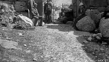 Gerbang Singa Mycenae (sekitar 1250 SM) pada sebuah foto dari tahun 1891 Foto: Boredpnada