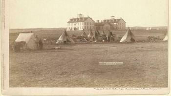 Sekolah Indian, Pine Ridge, SD, 1881. Suku Lakota Sioux berkemah di dekatnya agar dekat dengan anak-anak mereka. Foto: Boredpnada